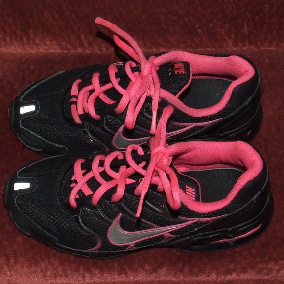 pink and black nike tennis shoes